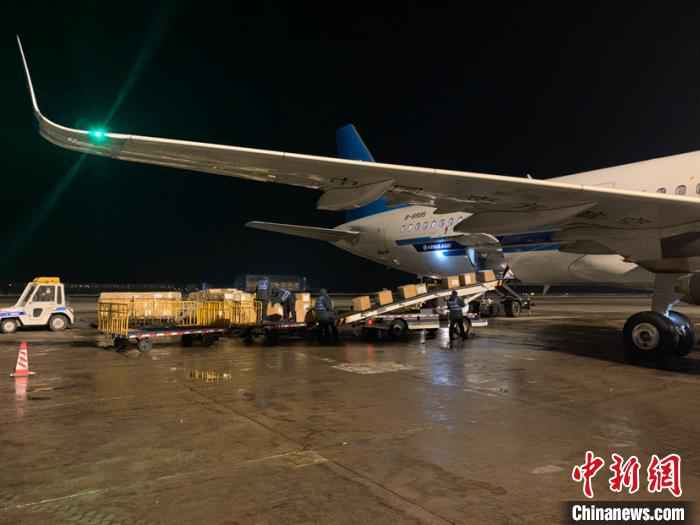 图为机场工作人员搬运物资。(吕品摄) 史轶夫 摄 24吨各类防疫物资运抵中国北疆